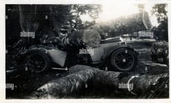 two-seater-vintage-car-accident-car-awaiting-identification-1920s-ER5KXP.jpg