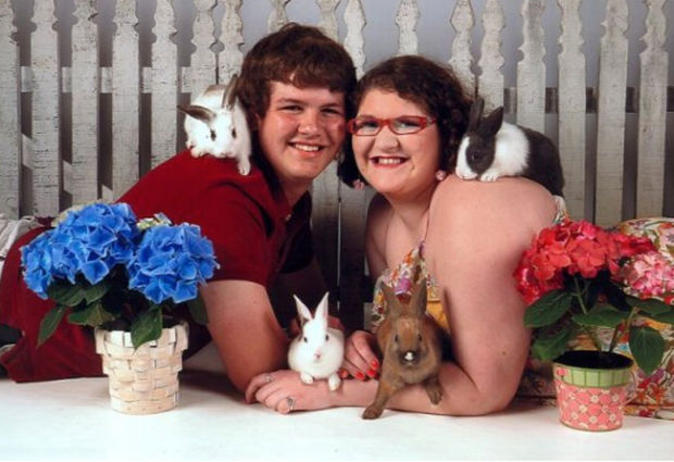 50 of the Strangest and Most Awkward Engagement Photos Ever Taken!